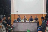 Kapolsek Tikung AKP Anang Purwo Widodo,SH., bersama Forkopimcam dan tokoh pemuda saat koordinasi kamtibmas di Pendopo Kecamatan Tikung, Lamongan, Senin (1/9/2025) malam. (Foto Dok Ho/RadarBangsa.co.id)