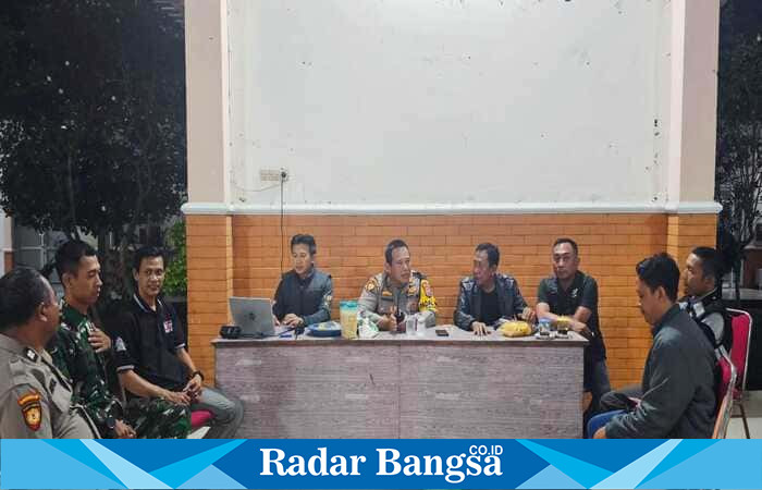 Kapolsek Tikung AKP Anang Purwo Widodo,SH., bersama Forkopimcam dan tokoh pemuda saat koordinasi kamtibmas di Pendopo Kecamatan Tikung, Lamongan, Senin (1/9/2025) malam. (Foto Dok Ho/RadarBangsa.co.id)