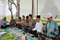 Kapolsek Tikung bersama Forkopimcam dan tokoh masyarakat mengikuti doa bersama dalam rangka kenduri sedekah bumi di Dusun Tuwiri, Desa Tambakrigadung, Kecamatan Tikung, Lamongan, Jumat (5/9/2025). (Foto Dok Ho/RadarBangsa.co.id)