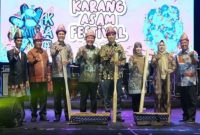 Gubernur Sumsel H. Herman Deru bersama jajaran Forkopimda dan pejabat daerah saat membuka Karang Asam Festival 2025 di Lapangan Karang Asam, Kecamatan Lawang Kidul, Muara Enim, Rabu (3/9/2025) (Foto Dok Ho/RadarBangsa.co.id)
