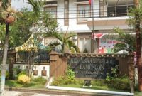 Tampak depan Kantor Kejaksaan Negeri (Kejari) Lamongan yang menangani kasus dugaan korupsi alih fungsi tanah negara di Desa Sidokelar. (Foto Dok Ho/RadarBangsa.co.id)