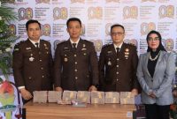 Kajari Lamongan Rizal Edison (dua dari kiri) bersama Kasi Pidsus Anton Wahyudi (kiri) dan Kasi Intel Mhd Fadly Arby (dua dari kanan) menerima pengembalian uang dari istri Kades Sidokelar di Kantor Kejaksaan Negeri Lamongan, Selasa (2/9/2025). (Foto Dok Ho/RadarBangsa.co.id)