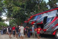 Bagian depan bus pariwisata ringsek usai menabrak pagar rumah di Jalan Raya Sukapura, Desa Botoh, Lumbang, Probolinggo, Minggu (14/9/2025). Kecelakaan menewaskan enam orang. (Foto Dok Ho/RadarBangsa.co.id)