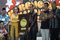 Menteri Kebudayaan RI Fadli Zon menerima penghargaan simbolis dalam ajang Keroncong Svaranusa 2025 di Aloon-Aloon Kota Blitar, Sabtu (13/9/2025) malam. (Foto Dok Ho/RadarBangsa.co.id)