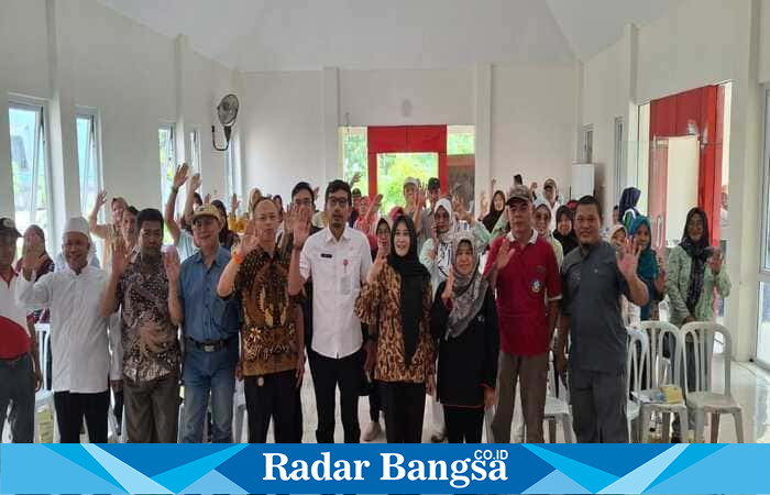 Plt. Kepala Kesbangpol Kota Semarang, Agus Joko Triyono, saat membuka Sosialisasi FGD Pembinaan Kesadaran Bela Negara di Aula Kelurahan Muktiharjo Kidul, Jumat (19/9/2025). (Foto Dok Ho/RadarBangsa.co.id)