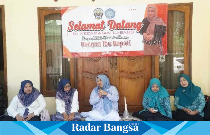 Ketua TP PKK Kabupaten Bangkalan, Lutfiana Lukman Hakim, saat menghadiri acara “Mengenal Lebih Dekat dan Sharing Bersama Ibu Bupati Bangkalan” di Kecamatan Labang, Sabtu (20/9/2025). (Foto Dok Ho/RadarBangsa.co.id)