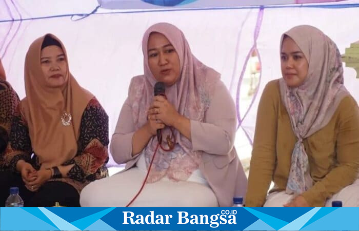 Ketua TP PKK Bangkalan, Lutfiana Lukman Hakim, saat berbagi pengalaman bersama kader PKK Desa Durin Timur dalam kegiatan “Mengenal Lebih Dekat dan Sharing Bersama Ibu Bupati”, Senin (15/9/2025). (Foto Dok Ho/RadarBangsa.co.id)