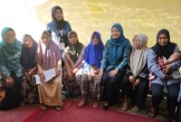 Ketua Tim Penggerak PKK Kabupaten Pasuruan, drg Merita Rusdi Sutejo, berbincang dengan kader Posyandu saat kegiatan Sambang Posyandu ILP di Desa Gondangrejo. (Foto Dok Ho/RadarBangsa.co.id)