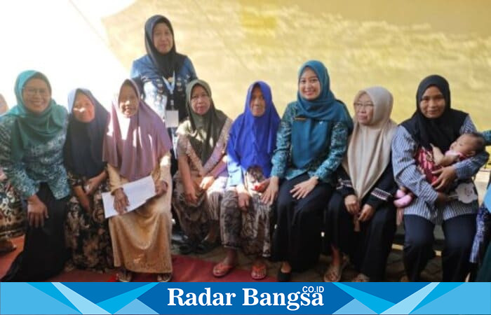 Ketua Tim Penggerak PKK Kabupaten Pasuruan, drg Merita Rusdi Sutejo, berbincang dengan kader Posyandu saat kegiatan Sambang Posyandu ILP di Desa Gondangrejo. (Foto Dok Ho/RadarBangsa.co.id)
