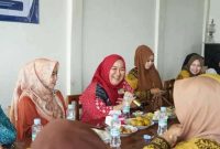 Ketua TP-PKK Kabupaten Bangkalan, Lutfiyana Lukman Hakim, berbagi program “Gelari Pelangi” bersama Ibu Kepala Desa se-Kecamatan Kwanyar di Wisata Tebul Bahari, Sabtu (6/9/2025). (Foto Dok Ho/RadarBangsa.co.id)