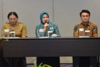 Ketua TP PKK Kabupaten Madiun, Erni Hari Wuryanto, saat menyampaikan arahan dalam kegiatan advokasi dan koordinasi garda depan Posyandu di Hotel Mercure Madiun. (Foto Dok Ho/RadarBangsa.co.id)