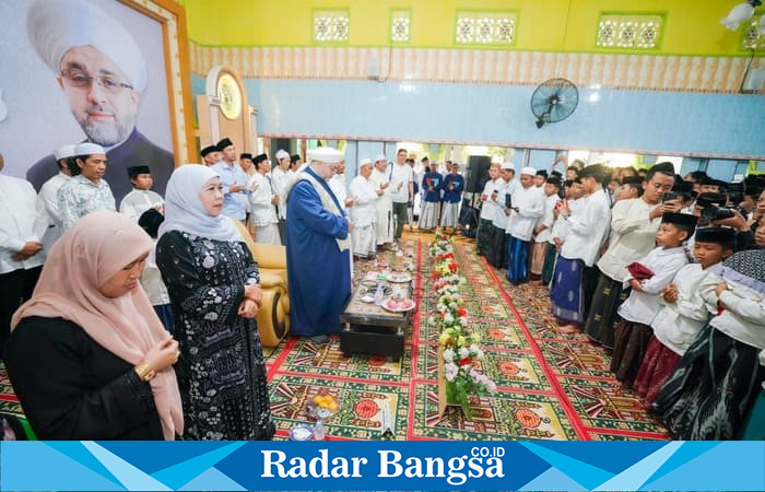 Ribuan santri antusias mengikuti tausiyah dan ijazah kubro yang disampaikan Syeikh Afeefuddin dalam peringatan Maulid Nabi di Probolinggo. (Foto Dok Adpim Ho/RadarBangsa.co.id)