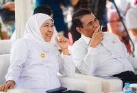 Gubernur Jawa Timur Khofifah Indar Parawansa  (kiri) saat mendampingi Menteri Pertanian RI Andi Amran Sulaiman  dalam agenda Gerakan Pangan Murah di Surabaya, Selasa (23/9/2025). (Dok Foto Biro Adpim Jatim via RadarBangsa.co.id)