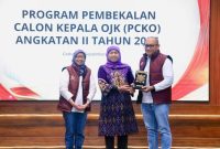 Gubernur Jawa Timur Khofifah Indar Parawansa memberikan cenderamata saat menerima peserta Program Pembekalan Calon Kepala OJK Angkatan II Tahun 2025 di Gedung Negara Grahadi, Surabaya, Kamis (25/9/2025). (Foto Dok Ho/RadarBangsa.co.id)