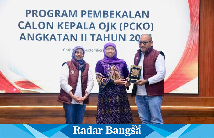 Gubernur Jawa Timur Khofifah Indar Parawansa memberikan cenderamata saat menerima peserta Program Pembekalan Calon Kepala OJK Angkatan II Tahun 2025 di Gedung Negara Grahadi, Surabaya, Kamis (25/9/2025). (Foto Dok Ho/RadarBangsa.co.id)