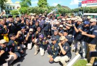 Gubernur Jawa Timur Khofifah Indar Parawansa berfoto bersama anggota organisasi masyarakat usai Apel dan Doa Bersama Kamtibmas Kondusif di Mapolda Jatim, Surabaya, Selasa (2/9/2025). (Foto Dok Ho/RadarBangsa.co.id)