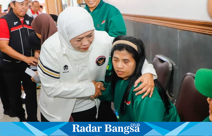 Gubernur Jawa Timur Khofifah Indar Parawansa menyapa dan memberikan semangat kepada salah satu atlet Paralimpik Jatim dalam acara tasyakuran Haornas ke-42 di Kantor NPCI Jatim, Kota Mojokerto, Kamis (11/9/2025). (Foto Dok Ho/RadarBangsa.co.id)