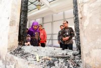 Gubernur Jatim Khofifah Indar Parawansa meninjau puing bangunan grahadi pascakebakaran, Selasa (9/9/2025)