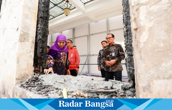 Gubernur Jatim Khofifah Indar Parawansa meninjau puing bangunan grahadi pascakebakaran, Selasa (9/9/2025)