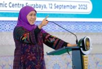 Gubernur Jawa Timur Khofifah Indar Parawansa menyampaikan kuliah umum pada Studium Generale mahasiswa dan mahasantri penerima Beasiswa LPPD di Gedung Islamic Centre Surabaya, Jumat (12/9/2025). (Foto Dok Ho/RadarBangsa.co.id)