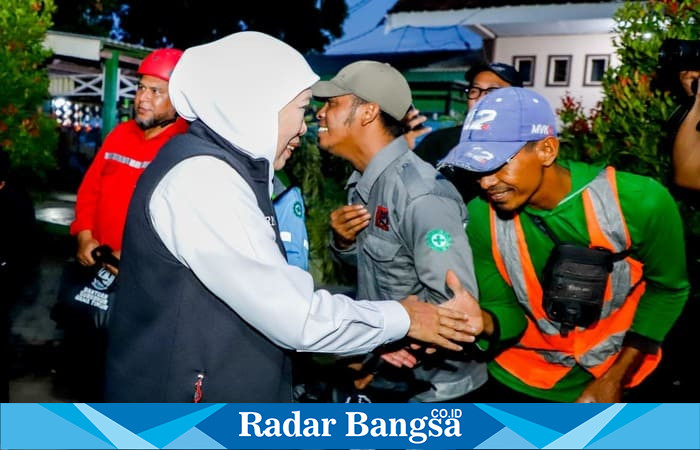 Momen Gubernur Jawa Timur Khofifah berjabat tangan dengan kuli bangunan dalam kunjungan kerja di Situbondo. (Foto Dok Ho/RadarBangsa.co.id)