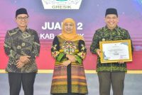 Gubernur Jawa Timur Khofifah Indar Parawansa menyerahkan penghargaan Syariah Award 2025 kepada Pemerintah Kota Probolinggo yang diterima langsung oleh Wali Kota Aminuddin, pada ajang Festival Ekonomi Syariah (FESyar) Jawa Timur di Surabaya, Minggu (14/9/2025). (Foto Dok/Radarbangsa.co.id)