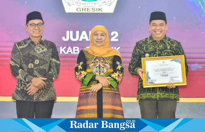 Gubernur Jawa Timur Khofifah Indar Parawansa menyerahkan penghargaan Syariah Award 2025 kepada Pemerintah Kota Probolinggo yang diterima langsung oleh Wali Kota Aminuddin, pada ajang Festival Ekonomi Syariah (FESyar) Jawa Timur di Surabaya, Minggu (14/9/2025). (Foto Dok/Radarbangsa.co.id)