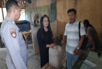 Kanit Reskrim Polsek Tikung Ipda Andi (kiri) bersama anggota saat mengamankan penjual miras di Desa Tambakrigadung, Kecamatan Tikung, Lamongan, Senin (15/9/2025) (Dok Foto Ho/RadarBangsa.co.id)