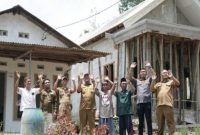 Kepala Dinas Perkim Kabupaten Pasuruan, Eko Bagus Wicaksono, meninjau progres perbaikan rumah tidak layak huni (RTLH) di Desa Puspo. Tahun ini sebanyak 51 unit rumah direhab melalui APBD 2025 (Foto Dok Ho/RadarBangsa.co.id)