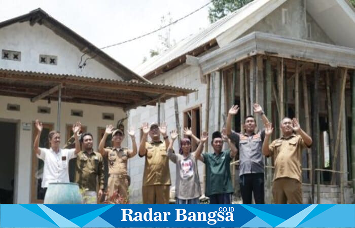 Kepala Dinas Perkim Kabupaten Pasuruan, Eko Bagus Wicaksono, meninjau progres perbaikan rumah tidak layak huni (RTLH) di Desa Puspo. Tahun ini sebanyak 51 unit rumah direhab melalui APBD 2025 (Foto Dok Ho/RadarBangsa.co.id)
