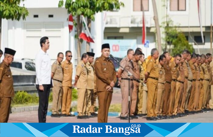 Bupati Pasuruan Rusdi Sutejo bersama jajaran ASN mengikuti Apel Pagi Bersama di halaman kantor bupati, Senin (1/9/2025), (Foto Dok Ho/RadarBangsa.co.id)