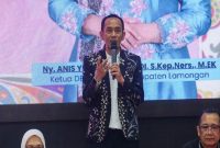Ketua Panitia Lomba Desain Batik 2025, Anang Taufik, memberikan laporan pelaksanaan kegiatan di Pendopo Lokatantra Lamongan. (Foto Kmf /RadarBangsa.co.id)