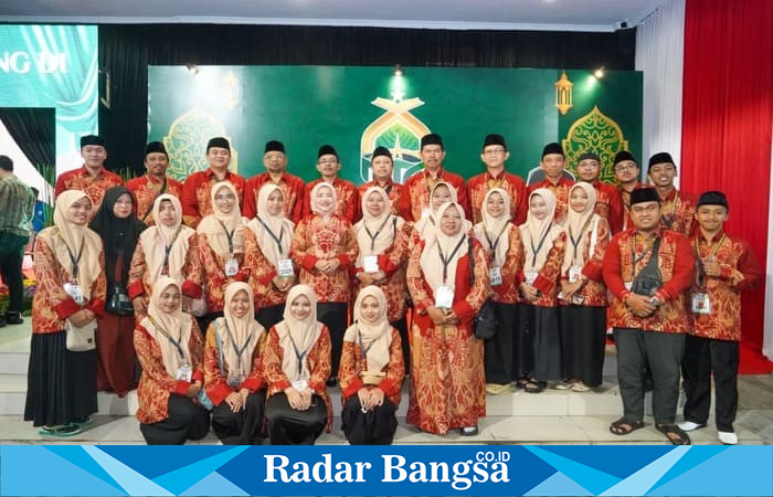 Kafilah Kabupaten Malang berfoto bersama usai penutupan Musabaqah Tilawatil Qur’an (MTQ) XXXI Tingkat Provinsi Jawa Timur di Stadion Jember Sport Garden, Jumat (19/9) malam. (RadarBangsa.co.id/HO Prokopim Setda Kabupaten Malang) 