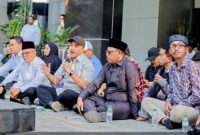 Bupati Pasuruan Rusdi Sutedjo bersama jajaran Forkopimda dan pimpinan DPRD duduk lesehan bersama mahasiswa Gerakan Cipayung Pasuruan Raya saat aksi damai di halaman Gedung DPRD Kabupaten Pasuruan, Rabu (3/9/2025) (Foto Dok Ho/RadarBangsa.co.id)