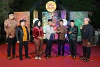 Bupati Bangkalan Lukman Hakim membuka resmi acara Malam Tera’ Bulan di halaman Kampus Universitas Trunojoyo Madura (UTM), Sabtu (27/9/2025) (Foto Dok Ho/RadarBangsa.co.id)
