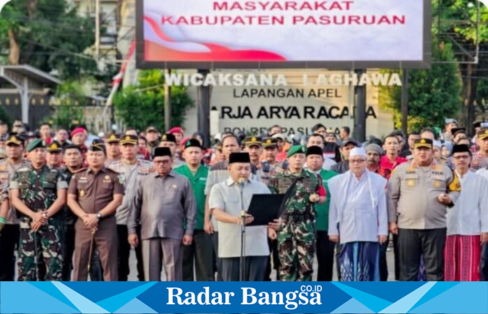 Bupati Pasuruan Rusdi Sutejo bersama Forkopimda, tokoh agama, dan masyarakat lintas elemen membacakan Ikrar Pasuruan Damai dalam Apel Kebangsaan di Mapolres Pasuruan, Selasa (2/9/2025). (Foto Dok Ho/RadarBangsa.co.id)