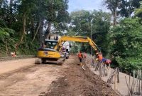 Pekerja bersama alat berat mempercepat perbaikan jalur Gumitir Banyuwangi–Jember yang sempat tertutup longsor, Selasa (2/9/2025). (Foto Dok Ho/RadarBangsa.co.id)