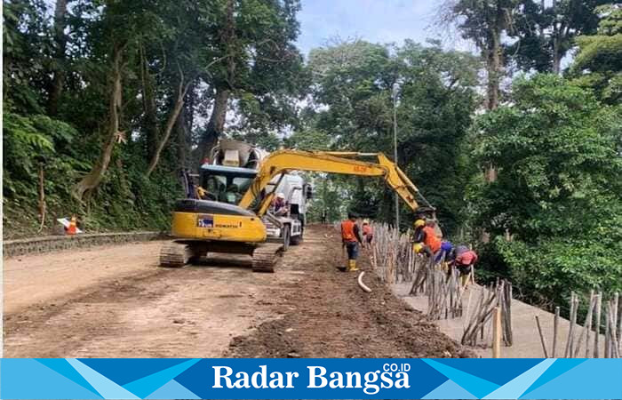 Pekerja bersama alat berat mempercepat perbaikan jalur Gumitir Banyuwangi–Jember yang sempat tertutup longsor, Selasa (2/9/2025). (Foto Dok Ho/RadarBangsa.co.id)