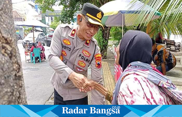 Momen kebersamaan, Kapolsek Semarang Tengah menyapa warga saat pembagian bantuan sembako di wilayah Semarang Tengah. (11/9/2025)