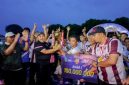 Bupati Pasuruan, Rusdi Sutejo, secara resmi menyerahkan piala kemenangan kepada Nguling FC, jawara Pasuruan Super League Bupati Cup 2025. (Foto Dok Ho/RadarBangsa.co.id)