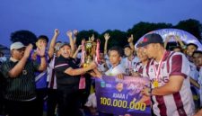 Bupati Pasuruan, Rusdi Sutejo, secara resmi menyerahkan piala kemenangan kepada Nguling FC, jawara Pasuruan Super League Bupati Cup 2025. (Foto Dok Ho/RadarBangsa.co.id)