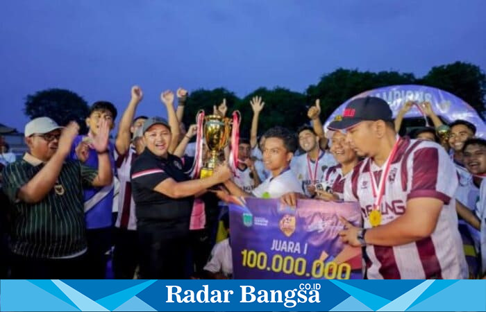 Bupati Pasuruan, Rusdi Sutejo, secara resmi menyerahkan piala kemenangan kepada Nguling FC, jawara Pasuruan Super League Bupati Cup 2025. (Foto Dok Ho/RadarBangsa.co.id)