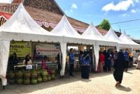 Warga Desa Gintangan, Banyuwangi, antusias membeli kebutuhan pokok dengan harga terjangkau dalam operasi pasar murah yang digelar Pemkab Banyuwangi bersama Bulog dan BI Jember, Rabu (17/9/2025). (Foto Dok Ho/RadarBangsa.co.id)