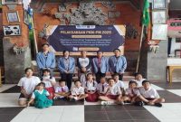 Tim PKM-PM Universitas Pendidikan Ganesha (Undiksha) berfoto bersama anak-anak Panti Asuhan Dharma Jati II, Denpasar, dalam kegiatan play therapy berbasis kearifan lokal Bali bertajuk ‘Happiness is Everything’, Senin (2/9/2025) (Foto Dok Ho Undiksha Ho/RadarBangsa.co.id)