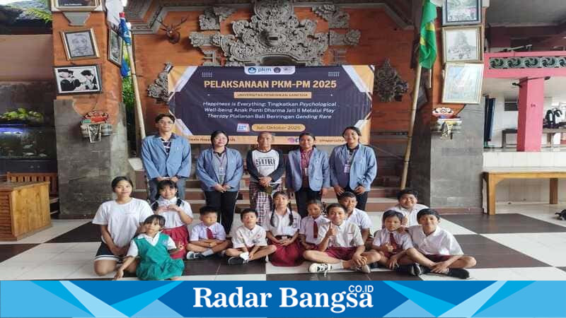 Tim PKM-PM Universitas Pendidikan Ganesha (Undiksha) berfoto bersama anak-anak Panti Asuhan Dharma Jati II, Denpasar, dalam kegiatan play therapy berbasis kearifan lokal Bali bertajuk ‘Happiness is Everything’, Senin (2/9/2025) (Foto Dok Ho Undiksha Ho/RadarBangsa.co.id)