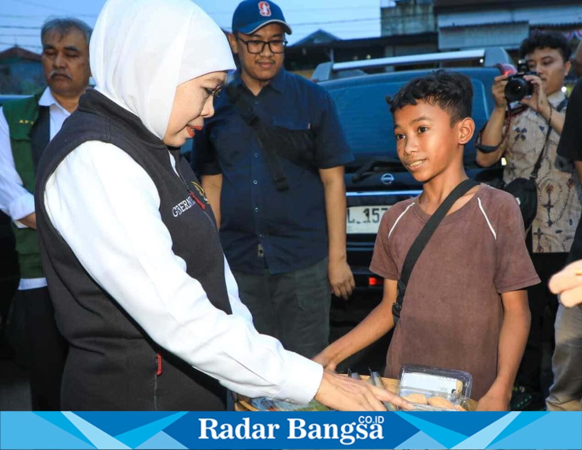 Gubernur Jawa Timur Khofifah Indar Parawansa menyapa seorang anak penjual makanan saat melakukan kunjungan lapangan di Mojokerto, Minggu (22/9/2024). (Dok. Biro Adpim Jatim via RadarBangsa)