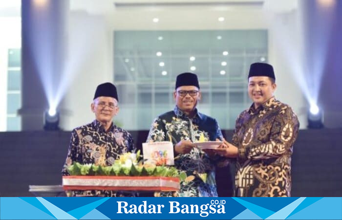 Bupati Pasuruan Rusdi Sutejo (kiri) bersama Wakil Bupati Gus Shobih saat melaunching tagline Hari Jadi Kabupaten Pasuruan ke-1096, Kamis (18/9/2025) malam. (RadarBangsa.co.id/Ho Kominfo)