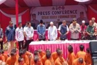 Kapolres Pasuruan AKBP Jazuli Dani Iriawan bersama jajaran Forkopimda menunjukkan barang bukti dan para tersangka jaringan narkoba saat konferensi pers Operasi Tumpas Narkoba Semeru 2025 di Mapolres Pasuruan. (Foto Dok Ho/RadarBangsa.co.id)