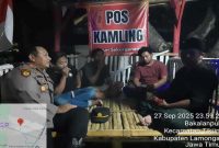 Kapolsek Tikung AKP Anang Purwo Widodo SH bersama anggota berdialog dengan tokoh masyarakat dan pemuda di Pos Kamling Dusun Sekargeneng, Desa Bakalanpule, Kecamatan Tikung, Lamongan, Sabtu (27/9/2025) malam (Foto Dok Ho/RadarBangsa.co.id)