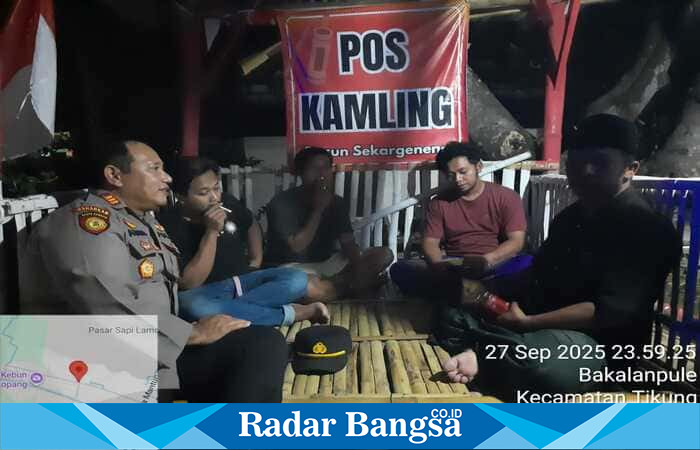 Kapolsek Tikung AKP Anang Purwo Widodo SH bersama anggota berdialog dengan tokoh masyarakat dan pemuda di Pos Kamling Dusun Sekargeneng, Desa Bakalanpule, Kecamatan Tikung, Lamongan, Sabtu (27/9/2025) malam (Foto Dok Ho/RadarBangsa.co.id)